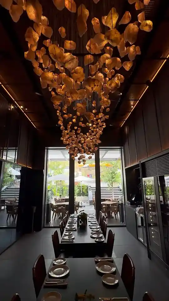 The long dining table at Skirt Faqra, set beneath the pink onyx canopy